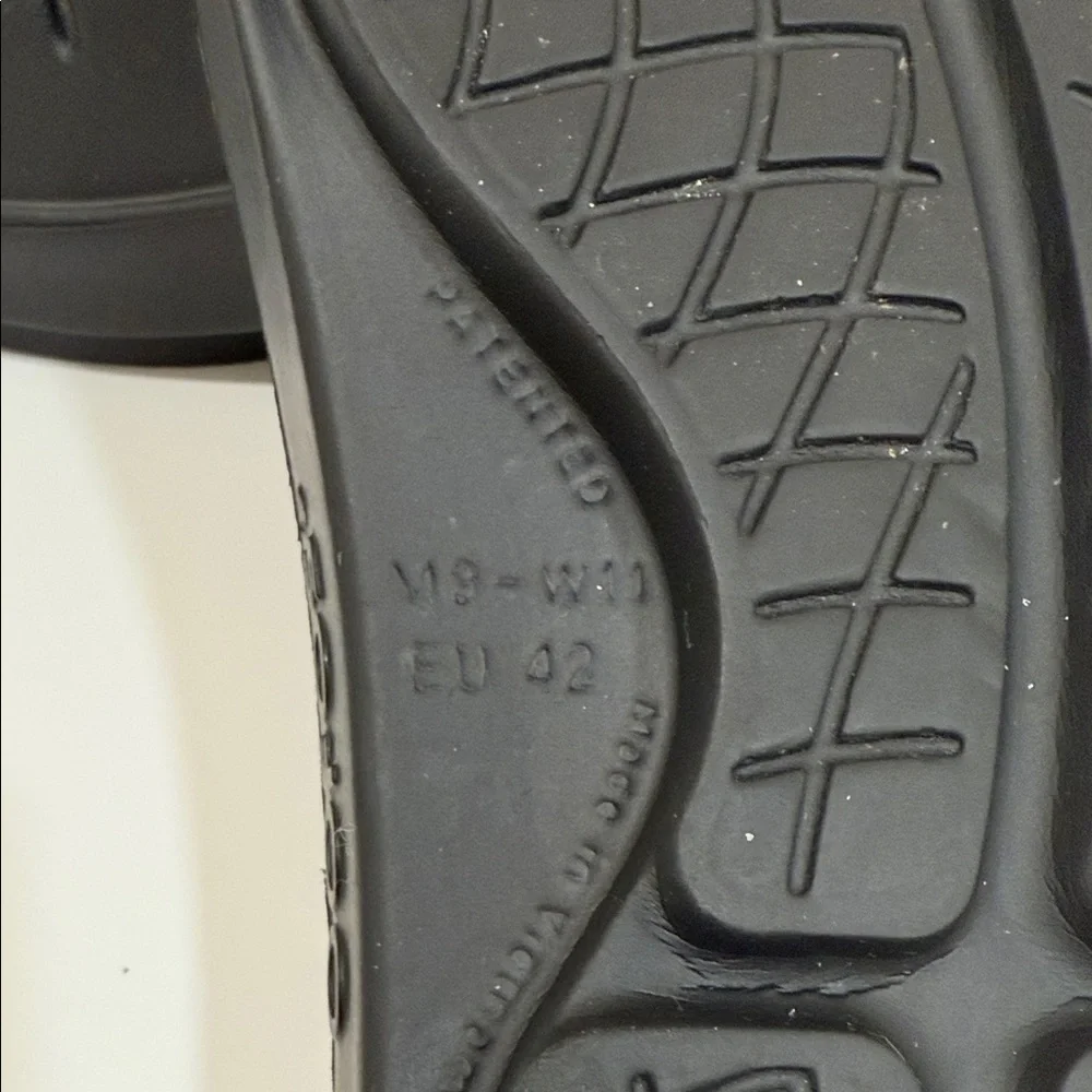 NEW - OOFOS Black Men's Sandals (sz Men 9 or Women 11)